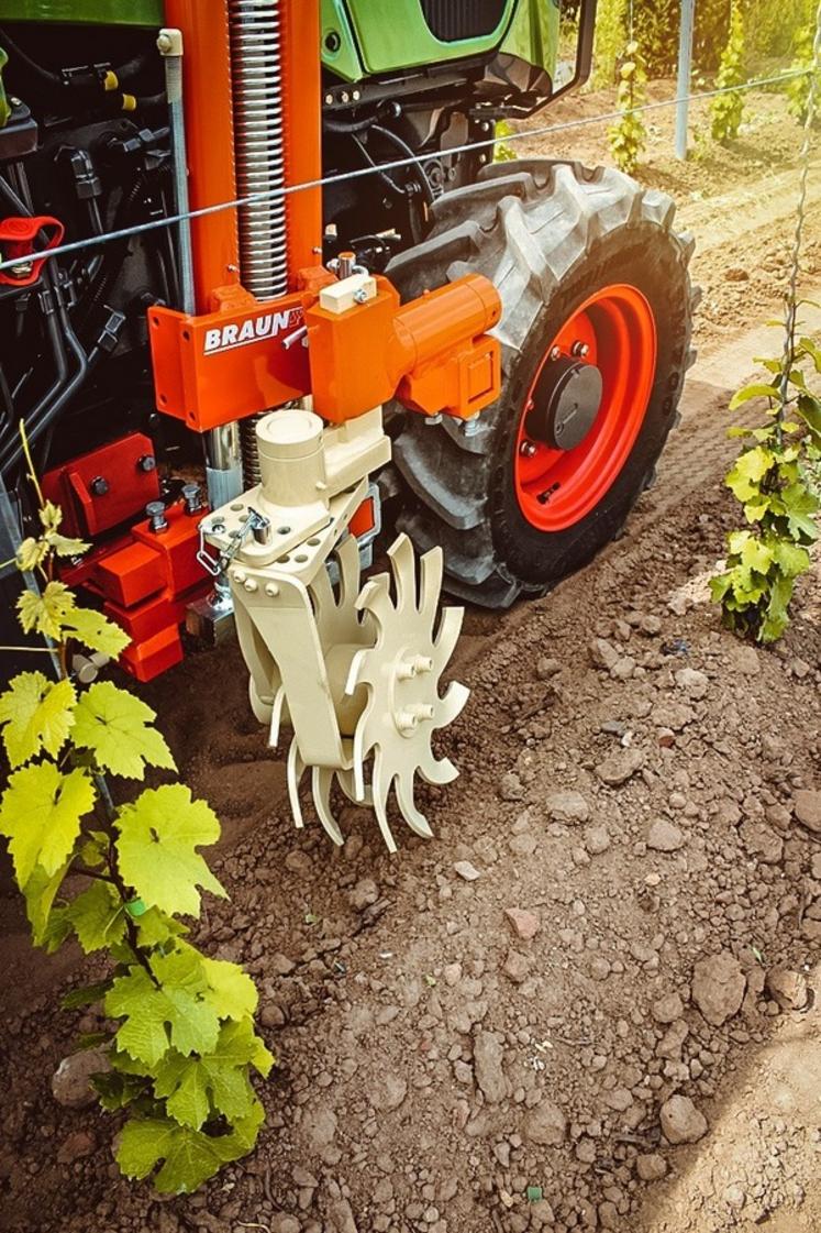 Les disques émotteurs projettent une terre fine qui étouffe les adventices sur le cavaillon.