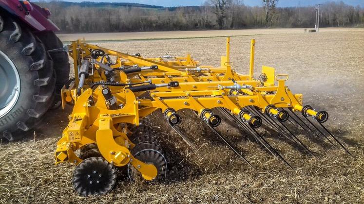 Les herses à paille sont souvent complétées par un équipement frontal (disques ou rouleau hacheur) améliorant leur polyvalence.