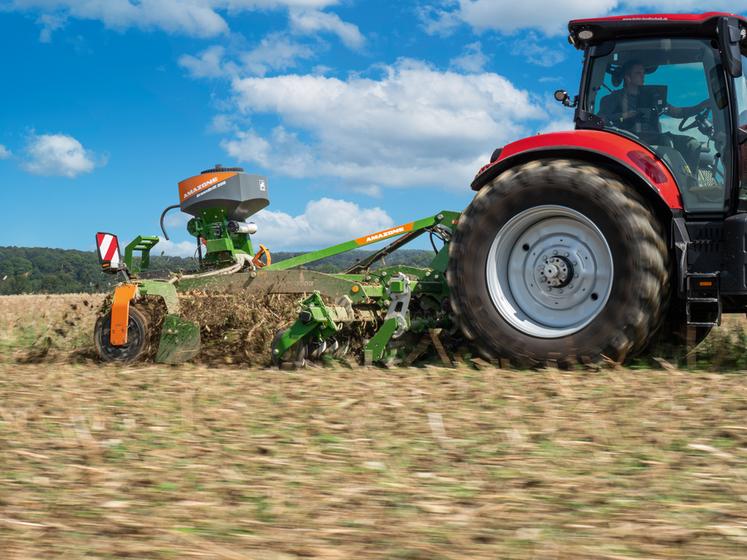 Certains déchaumeurs à disques indépendants peuvent recevoir un rouleau hacheur et des disques ondulés pour travailler en superficiel.