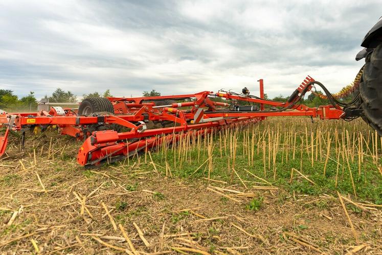 L’adjonction d’un rouleau hacheur augmente la polyvalence des scalpeurs à dents en améliorant la dégradation des couverts et des résidus, ainsi qu’en limitant le risque de bourrage.