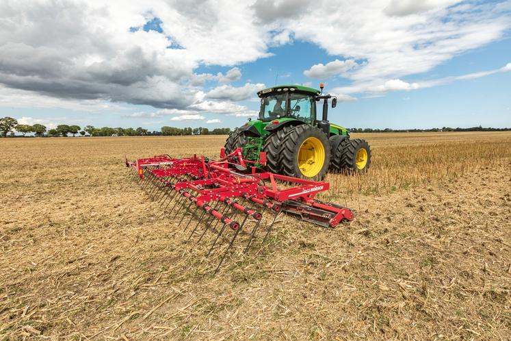 Un double rouleau hacheur en combinaison avec une herse à trois rangées, comme le modèle Cultro TC de Horsch, offre une combinaison portée assez compacte.