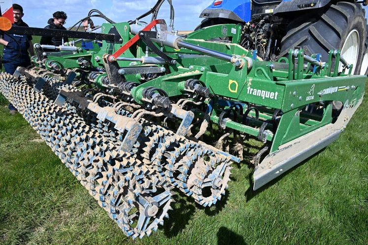 À l’arrière, le Combigerm assure l’ameublissement en profondeur et la structuration du lit de semences jusqu’à 20 cm.