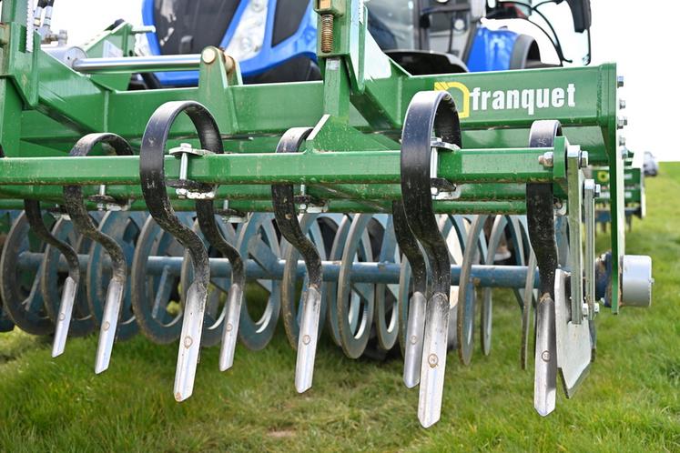 Associé en frontal, le Synchrospire réalise un premier travail superficiel du sol, favorisant le nivellement et l’émiettement en amont du passage principal.