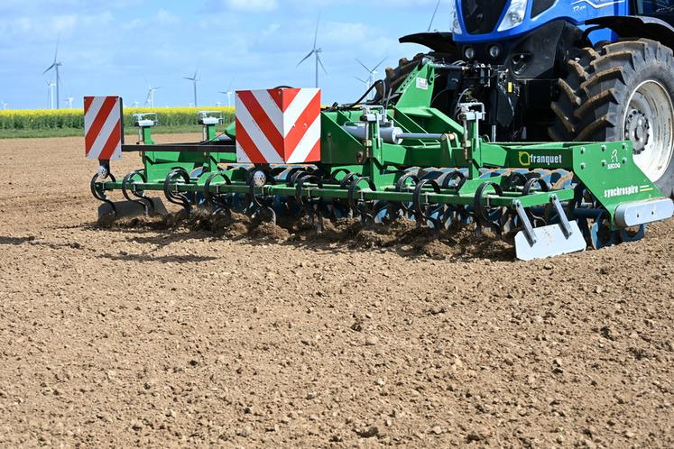 Installé à l’avant du tracteur, le Synchrospire assure un premier travail du sol en surface.