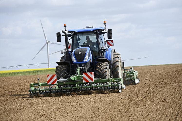 Le passage unique améliore le débit de chantier, diminue le temps de travail à l’hectare et mobilise un seul opérateur.
