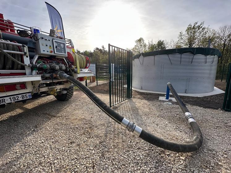 Ici l'installation de la première citerne incendie à Gien, dans le cadre du déploiement de 28 équipements destinés à renforcer la lutte contre les feux de forêts dans le Loiret.