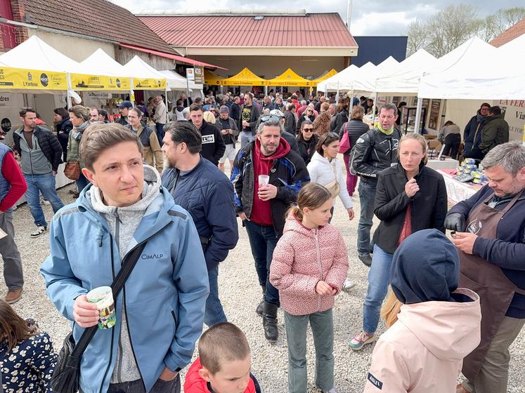 Le 12 mars, à Sours. Se ravitailler en bons produits fermiers constitue l'une des raisons de la fréquentation des portes ouvertes de la brasserie de Chandres.