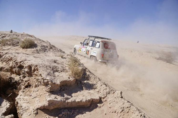 À bord de leur Renault 4L, les participants du 4L Trophy traversent la France, l’Espagne puis le désert marocain sur près de 6 000 kilomètres.
