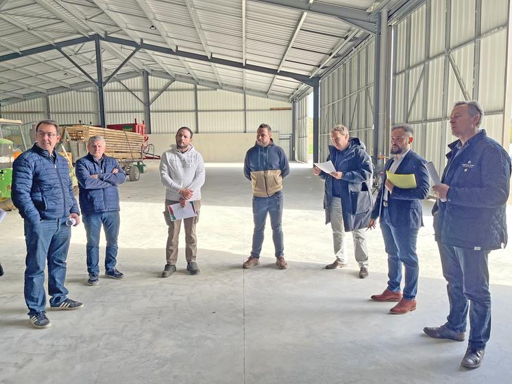 Villiers-sous-Grez, vendredi 10 avril. La présentation de l'exploitation de Jérôme Champion (haut blanc) a permis d'aborder les contraintes rencontrées par les agriculteurs du secteur.