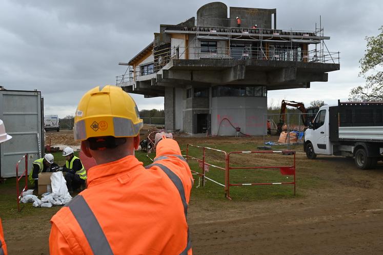 Jeudi 12 mars, à Vineuil. Une visite de chantier a permis aux élus de voir l'avancée des travaux concernant la réhabilitation de la capitainerie du lac de Loire en restaurant italien. 