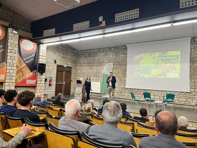 Jeudi 9 avril, à Amilly. Stéphane Le Goff et Albane Presneau ont présenté les principaux enjeux de la gestion forestière, entre production, biodiversité et adaptation au changement climatique.