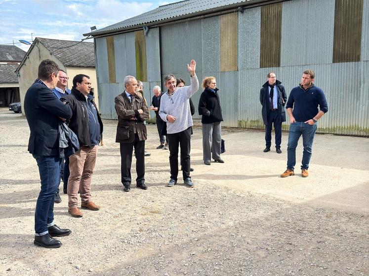 Mercredi 15 avril, à Montboissier. Le préfet d'Eure-et-Loir s'est rendu sur l'exploitation d'Éric Voisin (au c.), l'occasion de parler aires d'alimentation de captage.
