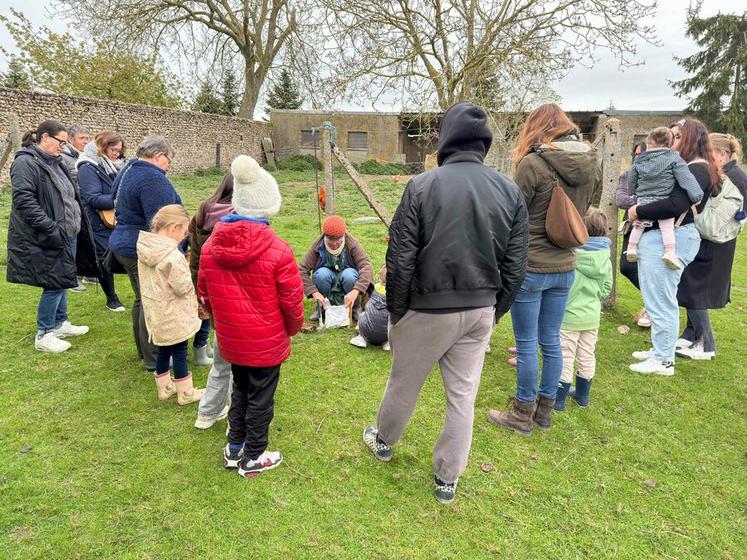 Mercredi 15 avril, à Orrouer. La ferme pédagogique de la Choltière et les activités portées par Véronique André (au c.) ont connu un beau succès lors des portes ouvertes de Bienvenue à la ferme.