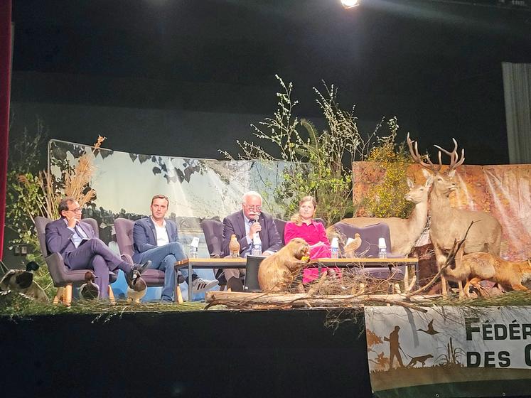 Samedi 11 avril, à Sully-sur-Loire. La FDC 45 a tenu son assemblée générale. De g. à d. : Christophe Chaillou, sénateur du Loiret, Valentin Caron, président de la chambre d’Agriculture du Loiret, Alain Machenin, président de la FDC 45, et Constance de Pélichy, députée du Loiret.