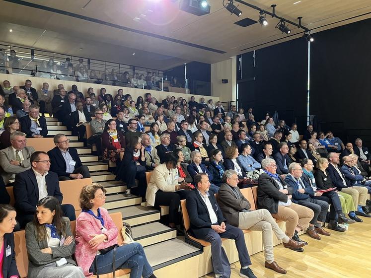 Gentilly (Val-de-Marne), jeudi 16 avril. Une salle comble pour la première assemblée générale de la mandature. 