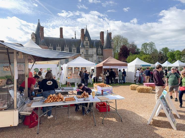 Samedi 18 avril, à Maintenon. 44 producteurs locaux ont composé un marché riche en saveurs diverses et variées.