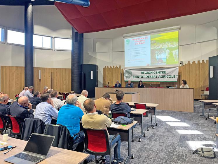 Mardi 21 avril, à Orléans. Une banderole « Région Centre : bientôt désert agricole ? » a été affichée lors de l’assemblée générale de la FNSEA Centre-Val de Loire.
