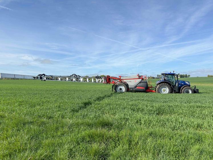 Jeudi 16 avril, à Saint-Maixme-Hauterive. Le nouveau pulvérisateur traîné Karan de Kuhn en démonstration dynamique avec le groupe Lecoq.