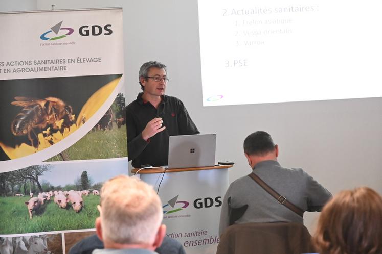 Vendredi 20 mars, à Blois. Serge Nouzières, directeur du GDS 41, a fait un point sanitaire devant une quarantaine d'apiculteurs, amateurs et professionnels.