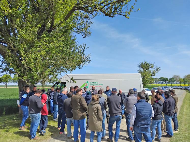 Mercredi 22 avril, à Étampes (Essonne). Les Cercles d'Étampes-Méréville et Dourdan-Limours ont organisé un tour de plaine spécial betteraves.