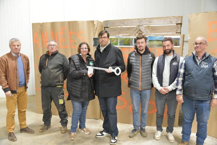 Jeudi 23 avril, à Sermaize. Les représentants agricoles ont remis symboliquement une clé au député, sur laquelle était inscrit « Ouvrez nos moyens de production », pour illustrer leurs attentes.