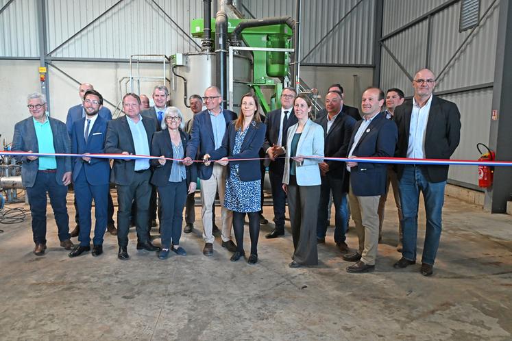 À Angerville (Essonne), vendredi 24 avril. Les agriculteurs associés au projet de méthanisation ont inauguré leur unité de production Méthagase en présence d'élus agricoles et territoriaux.