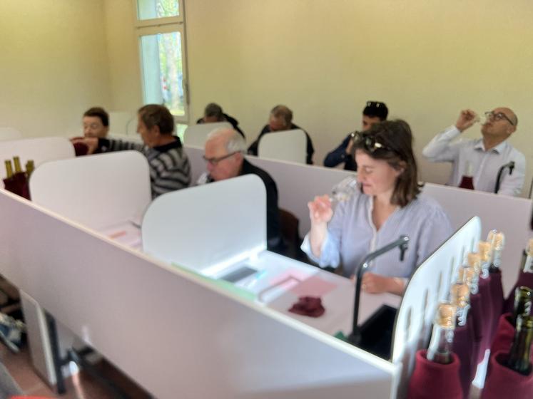 Jeudi 9 avril, à Thoré-la-Rochette. Le Concours des vins et fromages de la vallée du Loir et Perche s'est tenu avec près de 27 membres de jury, qui ont dégusté 70 échantillons entre vins et fromages. 