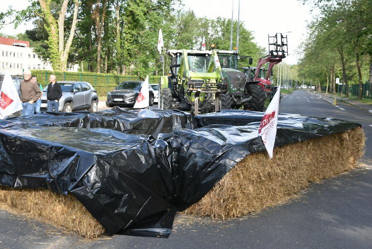 Les agriculteurs présents ont réalisé un bassin de stockage symbolique pour illustrer les enjeux liés à l’accès à l’eau.