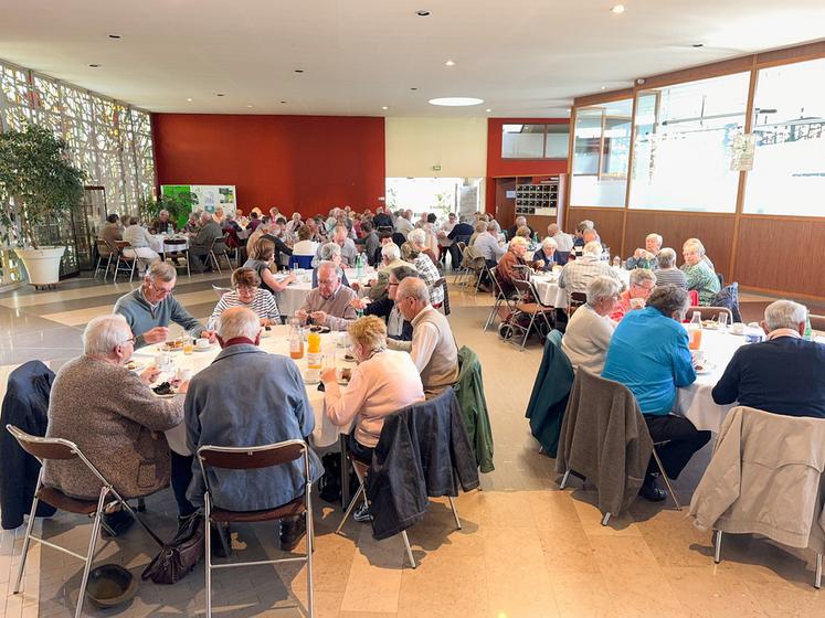 Mardi 28 avril, à Chartres. Le hall de la Maison de l'agriculture sert de cadre au goûter pour une centaine d'adhérents de la section des anciens.