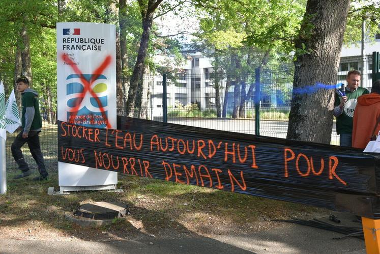 Mardi 28 avril, à Orléans. Les agriculteurs mobilisés devant l’Agence de l’eau ont symbolisé leurs inquiétudes face au Sdage*, estimant que l’accès à l’eau et les projets de stockage conditionnent directement l’avenir des exploitations.