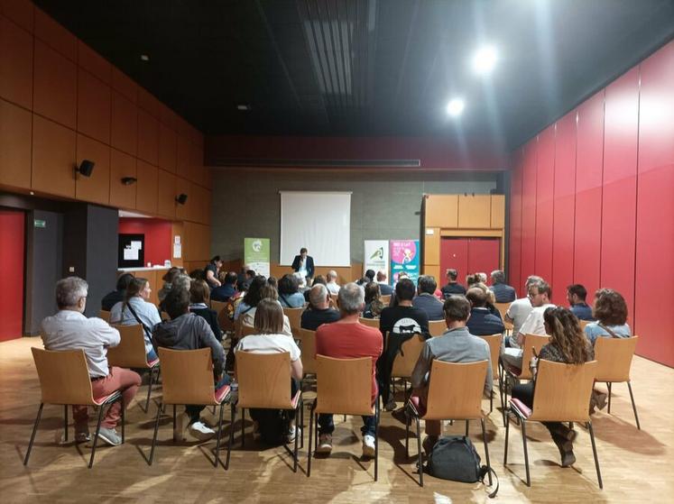 Lundi 27 avril, à Châteauneuf-sur-Loire. Valentin Caron, président le la chambre d’Agriculture, a présenté le projet de mandat concernant l’élevage.