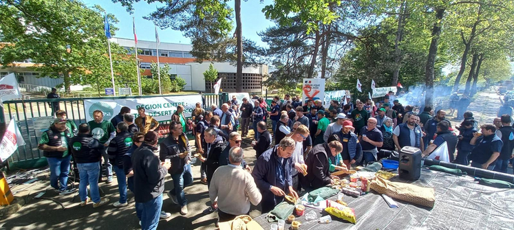 Mardi 28 avril, à Orléans. Près de 180 agriculteurs du bassin Loire-Bretagne se sont rassemblés devant l’Agence de l’eau pour contester le projet de Sdage et obtenir un report du calendrier.