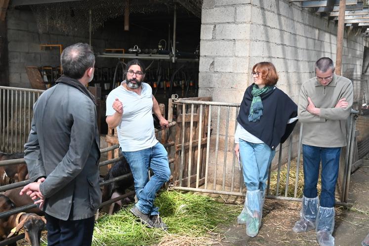 Jeudi 7 mai, à Vallières-les-Grandes. Sylvain Boiron, éleveur caprin, a expliqué les problématiques de la filière en Loir-et-Cher lors de la visite du préfet de Loir-et-Cher, Joseph Zimet. 
