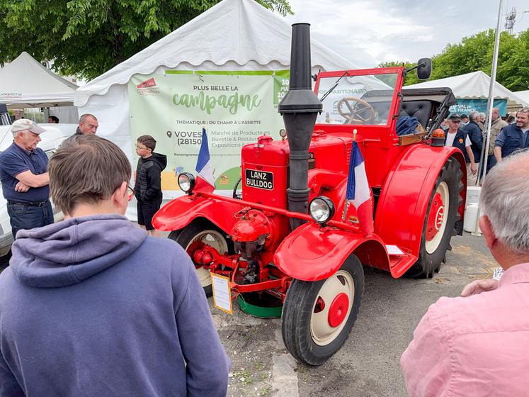 Des collectionneurs de tracteurs anciens ont apporté quelques pépites comme ce Lanz Bulldog D9531 de 10 litres de cylindrée.