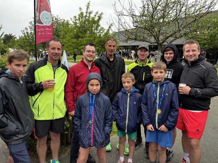 L'équipe des Apprentis, composée d'agriculteurs du canton de Villiers-Saint-Georges, aux côtés de leurs enfants et du président de JA 77, Armand Chevron, a terminé 2e du Relais du marathon.
