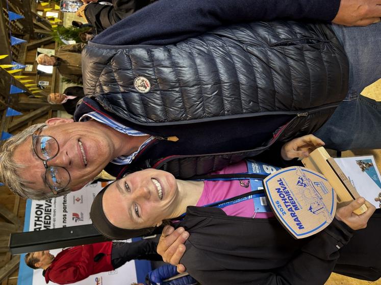 Justine Leclerc, arrivée première du marathon chez les femmes, félicitée par son père, Franck Leclerc, exploitant agricole.