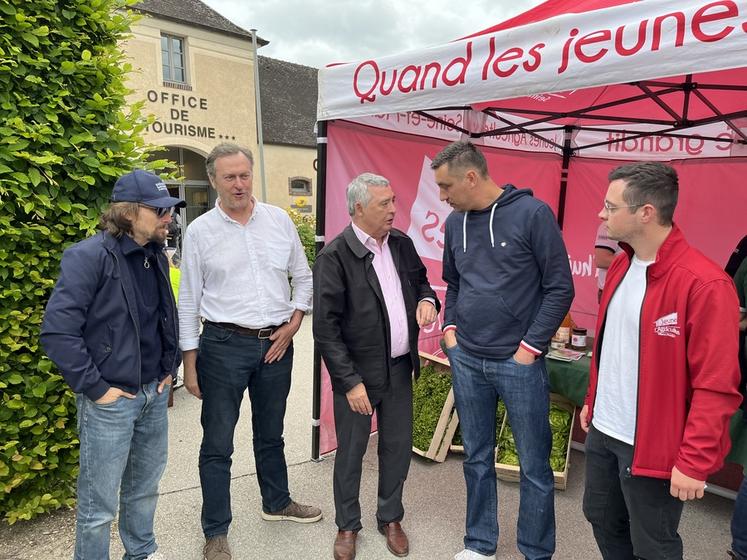 Provins, dimanche 10 mai. De g. à d., Lorànt Deutsch, Pascal Verrièle, secrétaire général de la FDSEA 77, Jean-François Parigi, président du Département, Samuel Vandaele, président de la FDSEA 77, et Armand Chevron, président de JA 77.