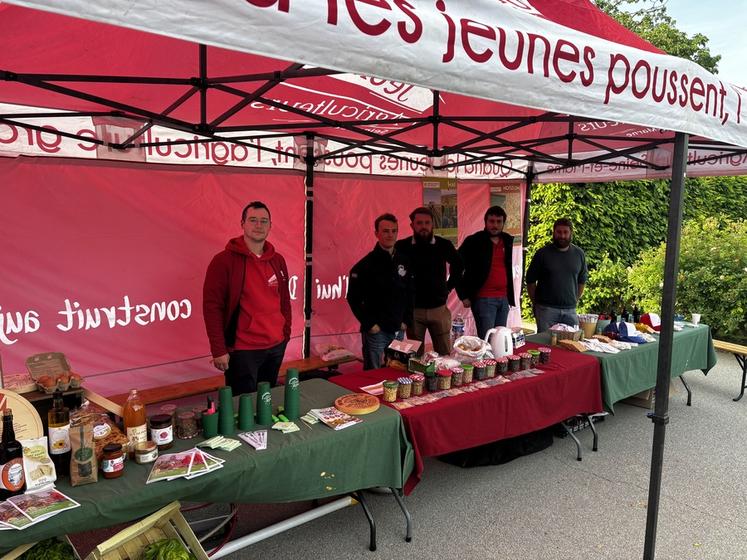 Le groupe des JA 77 présents sur le stand.