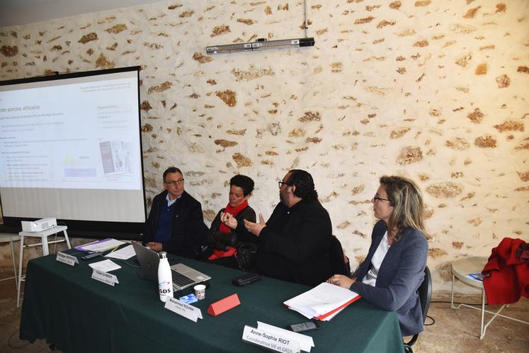 Intervention de la directrice adjointe de la Driaaf, Claire Le Bigot, et de Mohammed Rouina, responsable du pôle vétérinaire à la Driaaf, lors de l'assemblée générale du GRDS, aux côtés de Philippe Dufour et d'Anne-Sophie Riot, de la chambre d’Agriculture.