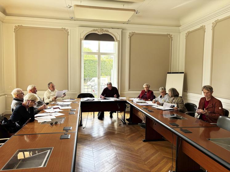 Jeudi 7 mai, au Chesnay (Yvelines). La section des anciens a tenu un conseil d'administration.