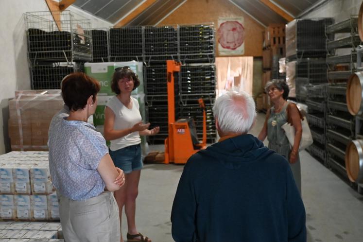 Anaëlle Herledan, propriétaire du domaine avec son conjoint Valentin Wasielewski depuis septembre 2024, a présenté le domaine et organisé une visite guidée du chai. 