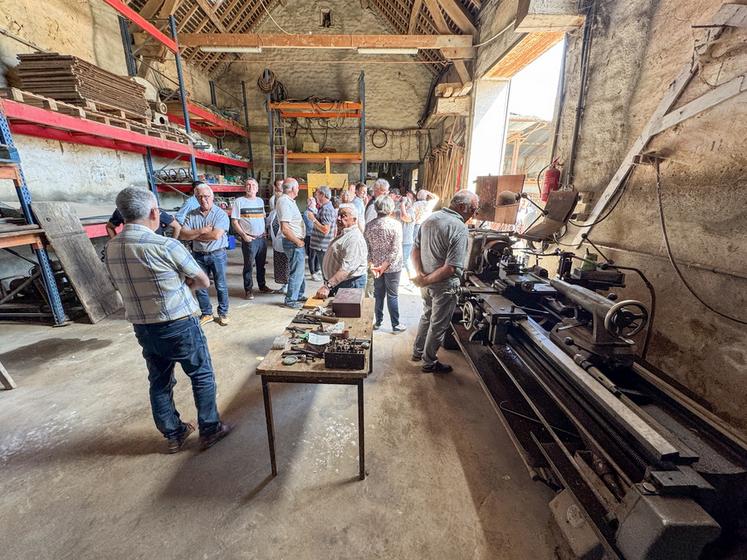 Thierry Dhennin, agriculteur installé à Baigneaux, a ouvert les portes de son atelier, bien équipé, où il adapte les outils nécessaires à ses productions de semences.