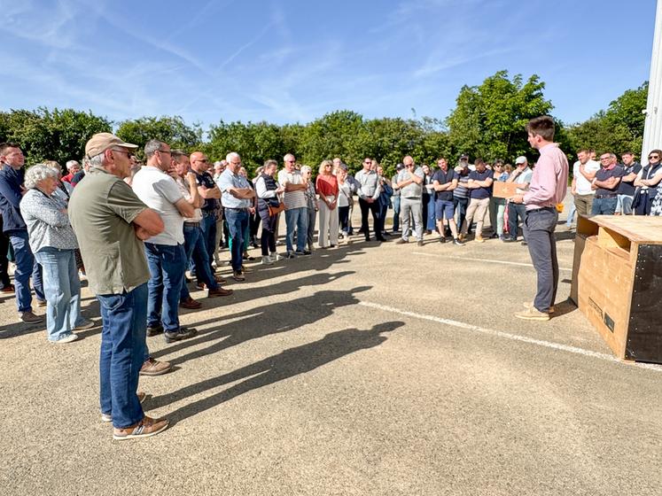 Vendredi 22 mai, à Villemaury. Mathieu Peters (à d.) a expliqué tous les ressorts de la Frasem, entreprise qu'il dirige avec son père Frédéric.