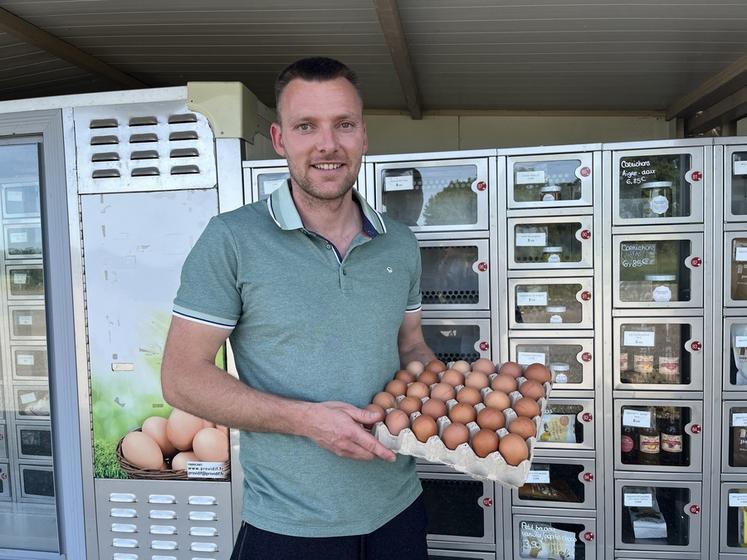 Faÿ-lès-Nemours, vendredi 22 mai. Guillaume Chantereau devant son distributeur de produits locaux, dont ses œufs.