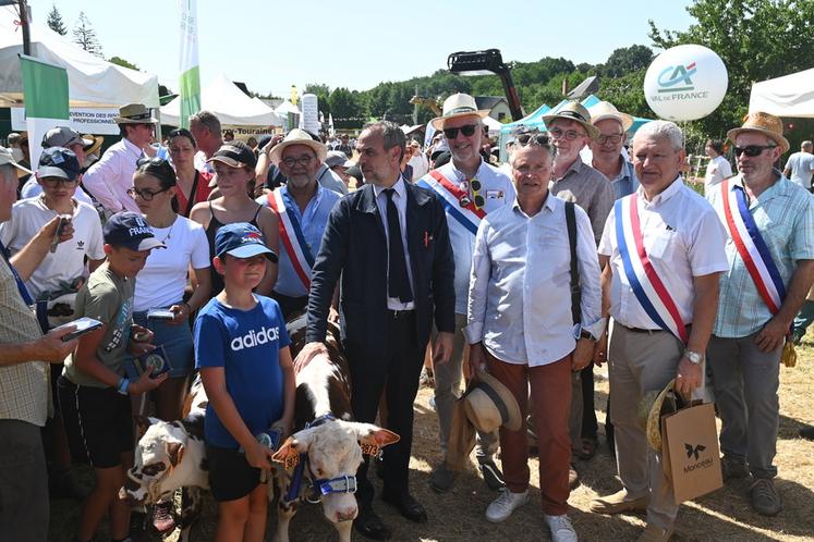 Joseph Zimet, préfet de Loir-et-Cher, et les élus locaux ont posé avec les enfants et leurs petits veaux, dimanche 21 juin dans les allées du comice. 