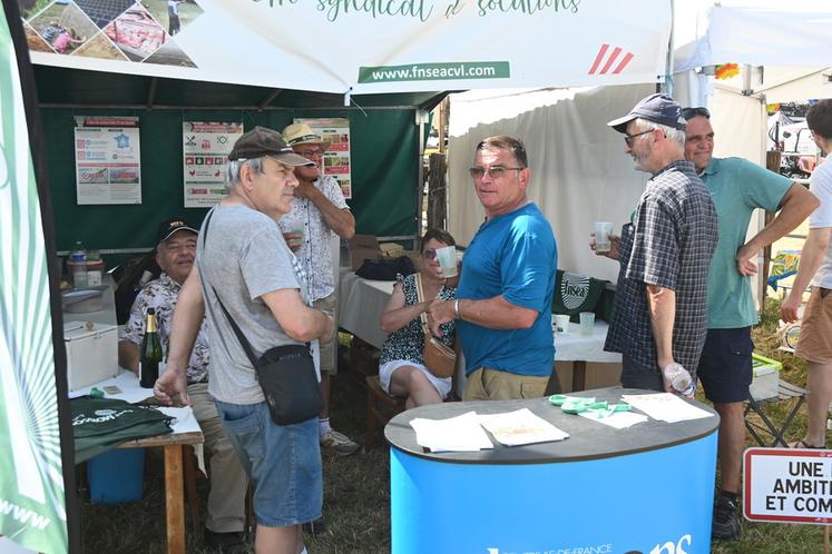Avec cette chaleur, l'apéro comice, à 11 h 30, sur le stand de la FNSEA 41, a permis aux participants de se rafraîchir. 