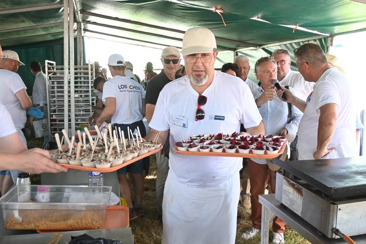Sur le stand du Département de Loir-et-Cher, plusieurs chefs de collèges ont mis les bouchées doubles pour offrir des amuse-bouche à base de produits locaux pour les passants.