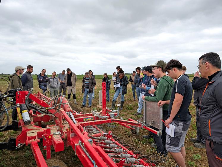 Le 20 mai, à Authon (Loir-et-Cher). Lors d’une session démonstration, agriculteurs et étudiants ont observé l’efficacité comparée de la roto-étrille et de la bineuse sur le désherbage du tournesol.