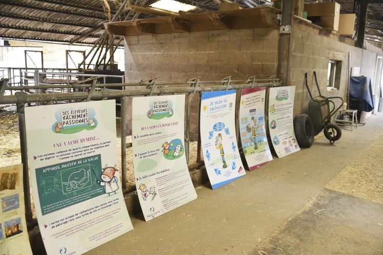 Des affiches explicatives accompagnaient les différents ateliers proposés aux élèves, afin de les aider à comprendre le rôle de l’éleveur, le fonctionnement de la traite et les étapes de conservation du lait avant sa collecte.