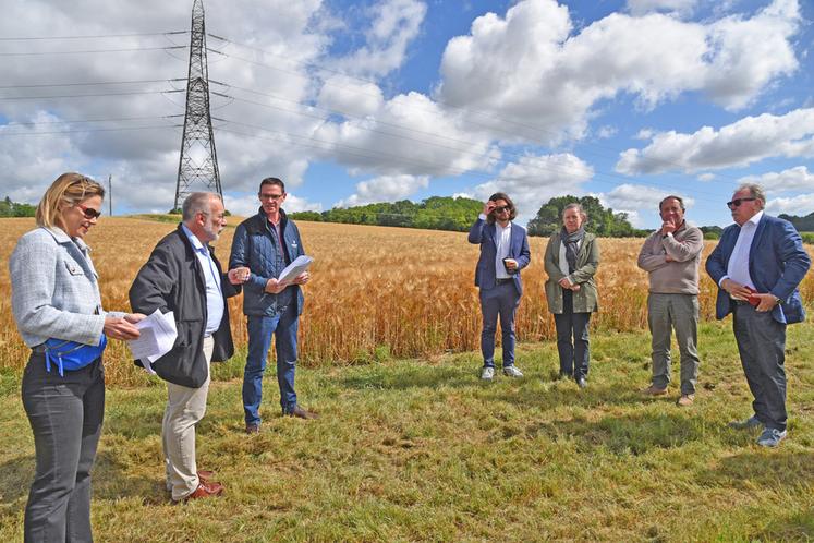 Élodie Vandierendonck et Cyrille Milard ont accueilli des élus, dont le président de la communauté de communes Bassée-Montois, Roger Denormandie, et le conseiller départemental de Seine-et-Marne chargé de l'eau, Jean-Marc Chanussot.